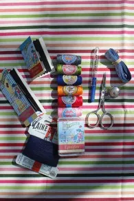 Boîte à Couture Complète Fillette Cousant 5 Boîte à Couture Complète Fillette Cousant – Image 5