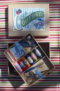Boîte à Couture Complète Fillette Cousant