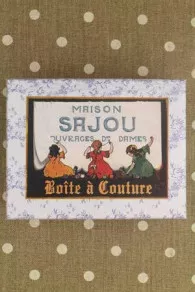 Boîte à Couture Vide Petites Filles Brodant 3 Boîte à Couture Vide Petites Filles Brodant – Image 3