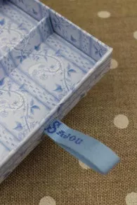 Boîte à Couture Vide Petites Filles Brodant 5 Boîte à Couture Vide Petites Filles Brodant – Image 5