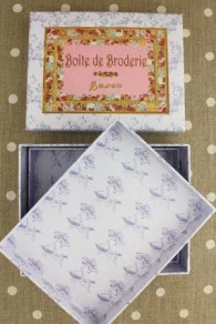 Grande Boîte Ouvrage Broderie Bleue 5 Grande Boîte Ouvrage Broderie Bleue – Image 5