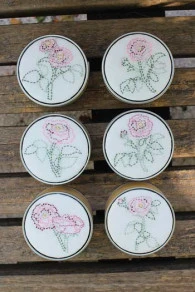 Kit Broderie Boîte Rose Souvenir Joséphine 4 Kit Broderie Boîte Rose Souvenir Joséphine – Image 4