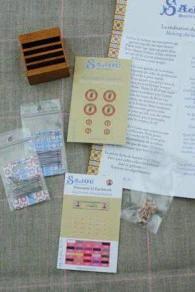 Présentoir Bois Miniature Fil Patchwork 4 Présentoir Bois Miniature Fil Patchwork – Image 4